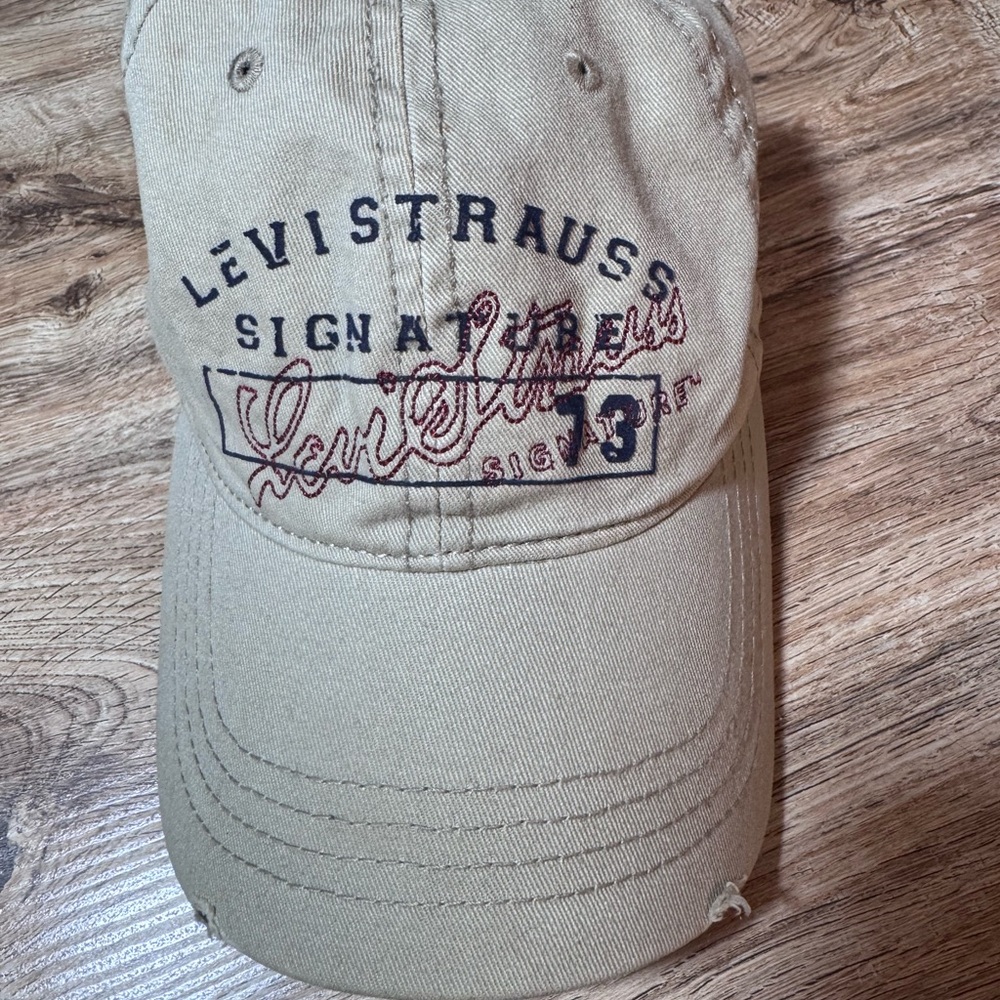 Signature by Levi Strauss Tan Hat with Distinctive Graphic Design